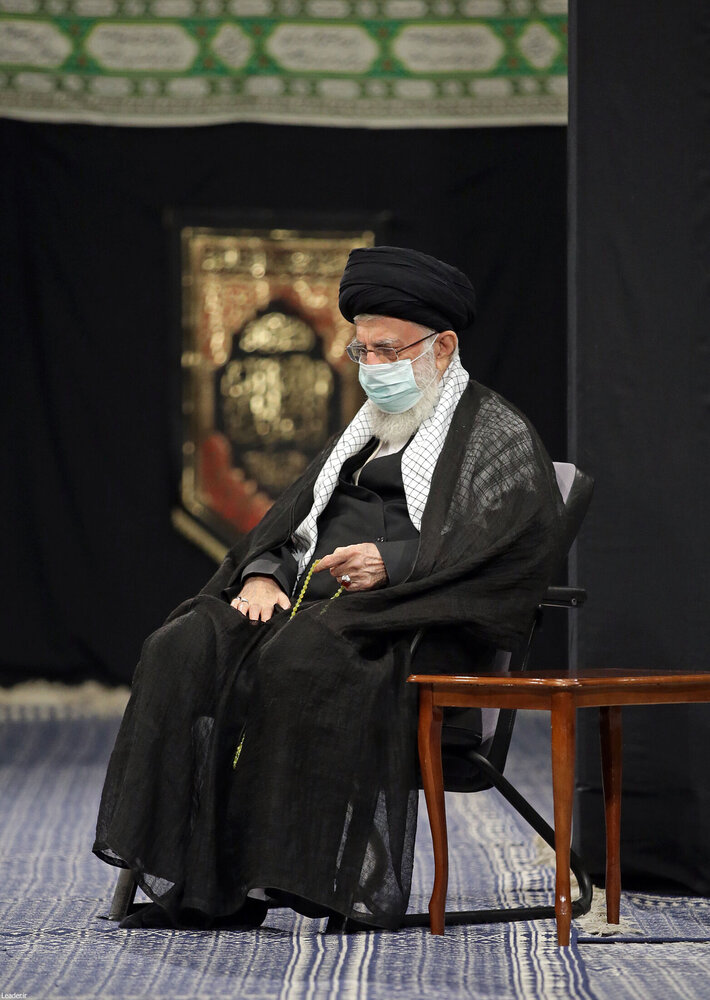 تصاویر| مراسم عزاداری شب عاشورای حسینی با حضور رهبر انقلاب