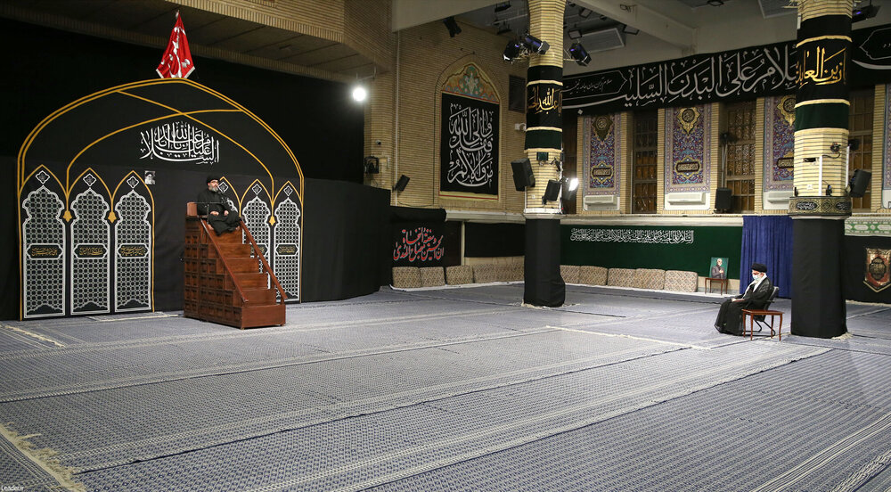 تصاویر| مراسم عزاداری شب عاشورای حسینی با حضور رهبر انقلاب