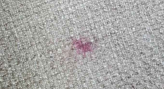 چگونه لکه رژلب جامد را از روی فرش پاک کنیم؟
