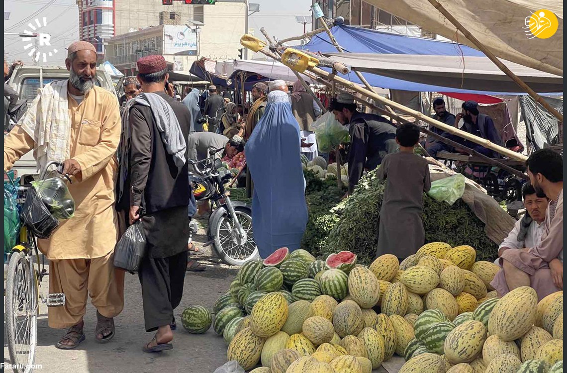 زنان در بازار قندهار با حجاب و برقع کامل + عکس