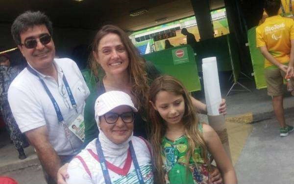 زهرای برزیلی در کنار زهرا نعمتی قهرمان پارالمپیک