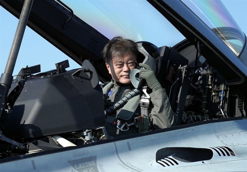 رئیس جمهور کره جنوبی در لباس خلبانی +عکس