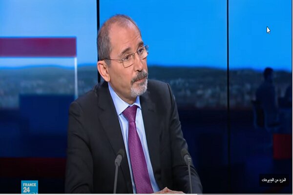 الصفدی در ادامه مصاحبه خود درباره روابط با دولت جدید تل آویو گفت: تماسهایی با این دولت برای ایجاد راهکاری با هدف مشارکت در ایجاد راه حل سیاسی بحران فلسطین و تشکیل دو کشور برقرار شده است. ما معتقدیم صلح عادلانه و فراگیر در فلسطین جز با تشکیل کشور فلسطین با حاکمیت مستقل و به پایتختی قدس شریف محقق نمیشود.