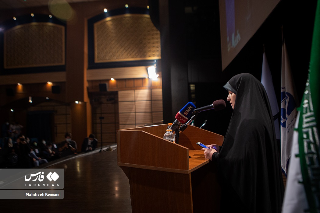 به گزارش «خبرنامه دانشجویان ایران»؛ اولین دیدار معاون امور زنان و خانواده رئیس جمهور با تشکل های دانشجویی درحالی برگزار شد که از طرف اتحادیه های دانشجویی نمایندگانی به سخنرانی پرداخته و هرکدام به بیان دیدگاه های اتحادیه خود پرداختند. فرناز اینانلو مسئول خواهران دفتر تحکیم وحدت به نمایندگی از این اتحادیه دانشجویی گفت: بسم الله الرحمن الرحیم سلام علیکم بنده نیز به نوبه خود از حضور شما در جمع اتحادیه های دانشجویی تشکر میکنم. اگر اجازه بفرمایید در ادامه نکاتی را خدمت شما عرض خواهم کرد: پس از انقلاب اسلامی مسیر خوبی در جهت تعریف الگوی جدید زن پیش گرفته شد. رهنمودهای بنیانگذار انقلاب و مقام معظم رهبری در این باره مسیر روشنی را برای زنان ما ترسیم کرده است. حضور زنان در راهپیمایی های منجر به پیروزی انقلاب، فعالیت موثر و گسترده در جنگ تحمیلی، ارتقاء سطح تحصیلی بانوان و غیره تنها چند نمونه از تغییر و تحولات حوزه زنان است. اما متاسفانه نمیتوان ادعا کرد که پس از گذشت حدود ۴۰ سال از روزهای ابتدایی در جایگاه مناسبی قرار داریم. زنان جامعه ما هنوز هم با مشکلات بسیاری دست و پنجه نرم می کنند و کج فهمی های زیادی را در این حوزه مشاهده میکنیم. که عمده این مشکلات در چهار دسته جای می گیرند: ۱. عقب ماندگی فقه همانطور که مستحضر هستید، سرعت تغییر مسائل در حوزه زنان بسیار زیاد است به گونهای که هر روز با موارد جدیدی روبرو و جامعه ما به طور متعدد گریبانگیر چالش های گوناگون می شود. جمهوری اسلامی که بر مبنای اسلام پایه گذاری شده است باید بتواند در تمام حوزهها حرفی نو و جدید داشته باشد که با پویا بودن فقه این شرایط فراهم است. اما متاسفانه سرعت استخراج مفاهیم دینی متناسب با مباحث روز توسط حوزه علمیه بسیار پایین است به طور مثال در خصوص مجازات پدر پس از قتل فرزند توضیحات کافی و قانع کننده ای به جامعه داده نشده است. از شما خواهشمندیم که ضمن ارتباط با علما و مراجع، مسائل و دغدغه های زنان و مردم جامعه را مستقیماً به آنان منتقل کنید و پیگیری بفرمایید این تغییرات را در حوزه فرهنگی و اجرایی شاهد باشیم. ۲. ناامیدی از فرهنگ به طور کلی میتوان گفت که اغلب راهکارهای اصلی و راهگشا ریشه در فرهنگ و فرهنگ سازی دارد اما متاسفانه به دلیل مشخص نبودن نهادی برای پیگیری و یا در مقابل وجود چند متولی، این مسائل از دفتر مدیری به دفتر معاونی دیگر راهی میشوند که در نهایت هم به نتیجه نمیرسند . و یا چون تاثیر فرهنگ در درازمدت دیده میشود مناسب کارنامه سازیهای برخی مسئولین در دوران کوتاه فعالیتشان نیست. که نتیجه تمام این مسائل رهاسازی فرهنگ و رجوع به قوانین و وضع چارچوب های قانونی جدید است. که در مسائل خانواده و ارتباط افراد با یکدیگر می تواند ورود بیش از حد قوانین مضر و ضربه زننده باشد. در باب کارساز بودن فرهنگ به همین مساله اکتفا می کنم که بخش عظیمی از بحران جمعیت را مرهون و مدیون فرهنگسازی سالیان گذشته و تک جمله