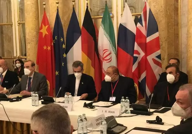 هیئت ایرانی با هدف تمرکز جدی بر مسئله رفع تحریم‌ها علیه ملت ایران، با ترکیبی حقوقی - اقتصادی در این جلسه حضور یافت.