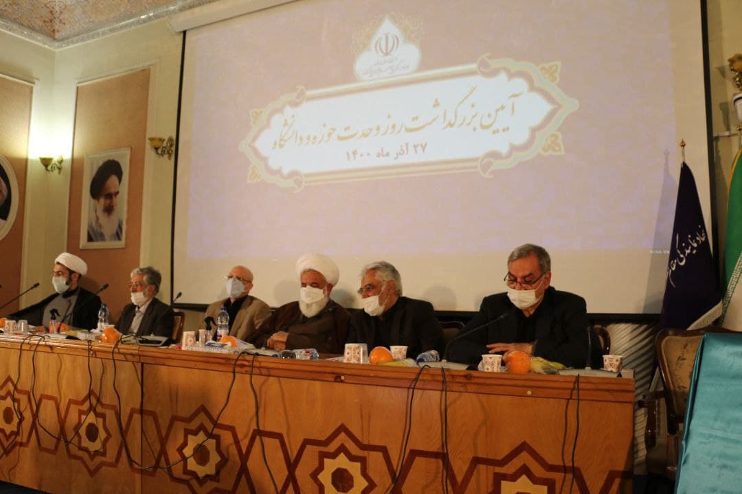 اصل پیروزی انقلاب اسلامی وحدت حوزه و دانشگاه بود
