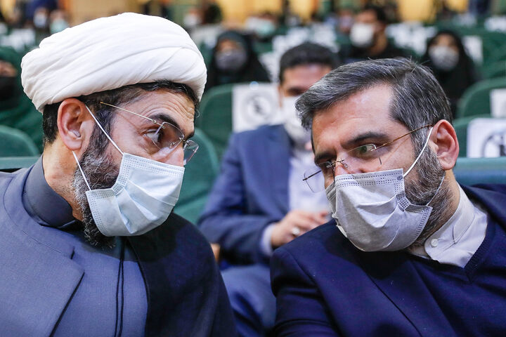 به گزارش «خبرنامه دانشجویان ایران»؛ همایش علمی و پژوهشی «مکتب حاج قاسم؛ دانشگاه و رسانه» با هدف تبیین مکتب شهید حاج قاسم سلیمانی برای نخبگان و عموم با حضور حجت الاسلام و المسلمین مصطفی رستمی رئیس نهاد نمایندگی مقاممعظمرهبری در دانشگاه ها و شخصیتهای علمی، کشوری و لشکری روز گذشته در دانشگاه آزاد اسلامی واحد تهران مرکزی برگزار شد. مصطفی رستمی، رئیس نهاد نمایندگی مقاممعظمرهبری در دانشگاهها با بیان اینکه سردار سلیمانی شهیدی شاخص برای مکتب اسلام ناب بهشمار میرود، گفت: «به یک مجموعه فکری منسجم که بنا است بشر را به یک هدفی راهنمایی کنند مکتب میگویند. در اینجا نیز باید بگویم ما از شخصیتی صحبت میکنیم که بهصورت نامتداول از او بهعنوان مکتب یاد میشود. اما سوال اینجاست که وقتی از مکتب حاجقاسم یاد میکنیم، منظورمان چیست؟ افقی که انقلاب اسلامی بهدنبال آن بود و رهبری نیز بهخصوص در سالهای اخیر صریحتر ما را به آن سمت راهنمایی کرده، موضوع شکلدهی و ساخت یک تمدن جدید با عنوان تمدین نوین اسلامی است.» رستمی با تاکید بر اینکه تمدن را به مجموعهای میگوییم که ریشه در تاریخ، فرهنگ، اقتصاد و دیگر مولفههای همافزا دارد که درنهایت به سبک زندگی انسانی منجر میشود، افزود: «مکتب میتواند به مجموعه نیازهای انسان پاسخ دهد و بهگونهای تولید و بازتولید داشته که تمایلات، افکار و باورها و هم نوع زندگی، تفریح و پاسخگویی به نیازهای مادی را شامل میشود. امروزه تمدن غربی مجموعهای از دانش، فرهنگ و تمام مولفهها را دارد که به تمام ابعاد زیست انسانی پاسخ میدهد. حتی برای تفکر او درباره آخرت نیز پاسخ دارد؛ چراکه انکار آخرت همان پاسخ غربیها است. حالا این تمدن خودش با مسائل جدی روبهرو شده و ما نیز بهعنوان کسانی که داعیهدار تمدن اسلامی هستیم، مدعی هستیم اسلام پاسخ نهایی است. قطعا اگر این ادعا را داریم، باید از این فرصتی که صاحبان مکتب تمدن غرب مدعی به لرزه درآمدن و بیپاسخ ماندن برخی سوالات هستند، استفاده کنیم.» رئیس نهاد نمایندگی مقاممعظمرهبری در دانشگاهها بیان کرد: «تمدن غرب بهحدی روبهافول رفته که فوکویاما بازگشت به سوسیالیست برای پاسخ دادن به برخی سوالات بیپاسخ در تمدن غرب را مطرح میکند، درحالیکه تمدن غرب با چالشهای جدی روبهرو است، ما باور داریم که مکتب تامی مانند اسلام میتواند به همه نیازهای بشر پاسخ داده و تئوری واقعی اداره زندگی انسان از گهواره تا گور را دراختیار دارد، اما این سوال مطرح میشود که ما برای این مکتب چه تولیداتی را انجام دادهایم؟ دانشگاهها در این مسیر چه مسئولیتی دارند؟ در این مقدمه با یکی از زیباترین نمادها و ارزشمندترین آفریدههای این مکتب، یعنی حاجقاسم روبهرو هستیم که خود صاحب مکتب است.» رستمی افزود: «زندگی و وجود حاجقاسم بهگونهای است که ابعاد مختلف محتوای تولیدشده و همافزایی در درون مکتب اسلام را میتواند متبلور کند. او شخصیتی است که نوع باورمندی، زندگی، تعامل و دشمنیاش میتواند الگویی برای زندگی باشد. او دوستی و دشمنیاش الگو است، حتی پوشش، مدیریت و فرماندهیاش، پدر و پدربزرگبودنش هم همانند یک الگو است. یعنی ابعاد وجودی این شخصیت در قالبهای مختلف نماد مجسم یک باور بوده که قادر است پاسخگوی همه نیازهای انسانی باشد. اینگونه است که به هر بعدی از زندگیاش نگاه میکنیم، نه خاطرهای از یک شخص، بلکه گزارهای بهعنوان ارائه و واقعیت در یک عرصه را میبینیم.» حجت الاسلام و المسلمین مصطفی رستمی تصریح کرد: «تعامل حاجقاسم با دیگران بهگونهای بوده که هرکسی او را از خود میدانست، حتی باور او در وصیتنامهاش مشخص است که نهتنها اعتقاد به اسلام و توحید و نبوت و ولایت داشت، بلکه سعادت را در همراهی و هممسیر بودن با رهبری میدانست. اما درعمل میبینیم که مسیحی هم درکنارش احساس آرامش میکند. از علمای اهلسنت سوریه میگوید که حاجقاسم در هواپیما به این عالم میگوید میخواهد به خانهاش برود و حتی در آنجا نماز شب بخواند. شخصیتهای مسیحی و ایزدیها هم به او اظهار ارادت داشته و حیاتشان را در گرو پایداری این شخصیت میبینند.» رئیس نهاد نمایندگی مقاممعظمرهبری در دانشگاهها افزود: «روز گذشته خواندم که یکی از بازیگرانی که با نظام زاویه پیدا کرده و بعضا به هویت و کشور نیز چنگاندازی کرده، از اینکه حاجقاسم با او تماس گرفته و به او توصیههایی داشته خوشحال بوده است، یعنی ما با شخصیتی مواجه هستیم که بهحدی وسعت و ظرفیت دارد که میتواند بهعنوان یک نماد برای زیست اسلام ناب بهمنزله الگو مطرح شود و مکتب بهشمار میرود.» او با بیان اینکه ما ابعاد مختلفی در سرمایههای اجتماعی داریم و این سرمایه در حوزههای سیاسی، فرهنگی، اجتماعی، اقتصادی و انسانی است، اظهار کرد: «درکنار همه آنها یک سرمایه اجتماعی هم داریم که نمادین است و میتواند سرمایههای اجتماعی را تکمیل و بازتولید و ترمیم کند. حاجقاسم یک سرمایه نمادین بهشمار میرود، بهخصوص در دورهای که قرار داریم و کشورمان در جنگشناختی مبتنیبر جنگهای سخت و نیمهسخت درگیر است. بهعبارت دیگر تحریمها و تهدیدها و ایجاد شکافهای اجتماعی برای آن است که سرمایه اجتماعی کشور رو به زوال برود. همچنین با هجمه رسانهای نیز روبهرو هستیم و اجازه نمیدهند نام حاجقاسم تکرار شود و تهدید به حذف فیزیکی صفحات در فضای مجازی میکنند، درحالیکه در طرف دیگر بهدنبال بازتولید و توسعه دادن ابزارها و نمادهایی هستند که سرمایه اجتماعی را به چالش میکشاند؛ قطعا در چنین شرایطی وظیفه دانشگاهها در این حوزه بسیار مهم است.» رستمی خاطرنشان کرد: «ما باید در گفتمانسازی و تولید محتوا برای این فضا و نشان دادن ابعاد مختلفی که در حوزههای دانش و پژوهش و بعضا گفتمانسازی فرهنگی که میتواند به شکلدهی یک جامعه سالم و دارای اعتماد منجر شود، کمک کنیم؛ چراکه ما الگوهای ارزشمندی چون حاجقاسم داشته و انشاءالله در آینده نیز خواهیم داشت.»