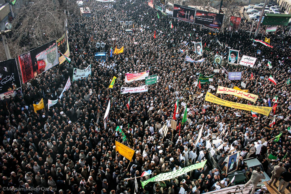 دشمنان قسم خورده ایران سرافراز، چه بیراهه می پنداشتند که با طرح بهانه‌های واهی و حیله‌های نخ نمایی همچون تقلب می‌توانند در عزم مردم بصیر و با ایمان ایران برای اعتلا و بالندگی انقلاب و نظام اسلامی خللی ایجاد کنند و چه زود و بی پیرایه دیدند که مردم چگونه جانانه و هوشیارانه برای دفاع از حریم ولایت و دستاوردهای آن در صحنه حاضرند.