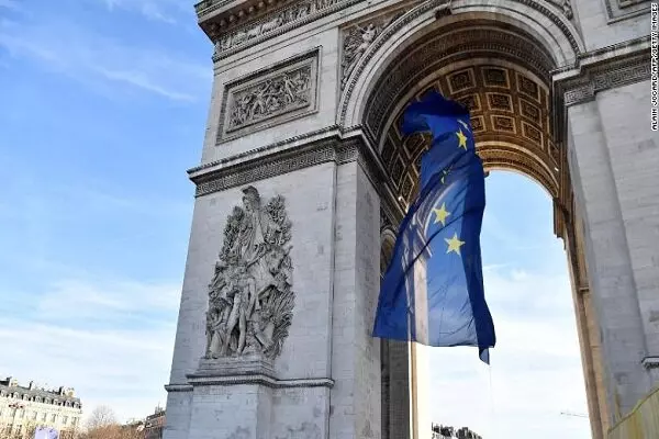 پایین کشیده شدن پرچم اتحادیه اروپا از طاق پیروزی پاریس