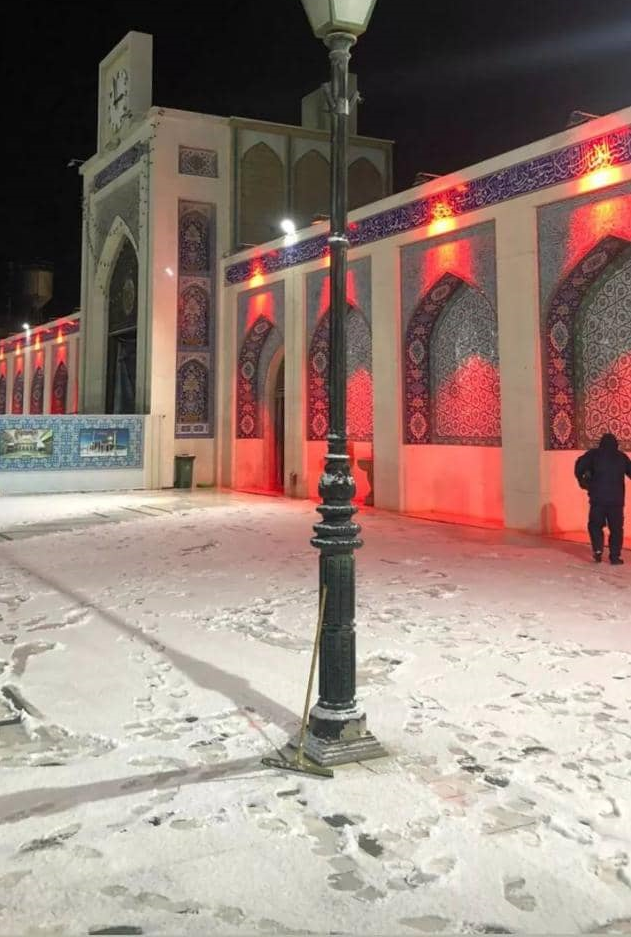 اولین برف زمستانی  در حرم حضرت زینب سلام‌الله علیها روز گذشته زائران عمه سادات را خوشحال کرد.