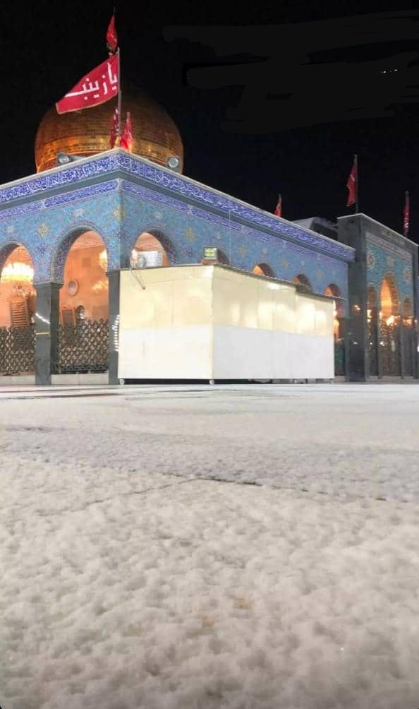 اولین برف زمستانی  در حرم حضرت زینب سلام‌الله علیها روز گذشته زائران عمه سادات را خوشحال کرد.