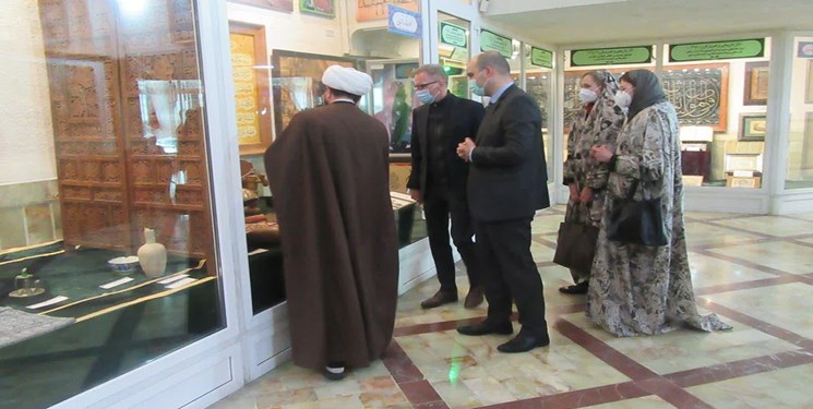 حضور سفیر آلمان در حرم حضرت معصومه(س) +عکس