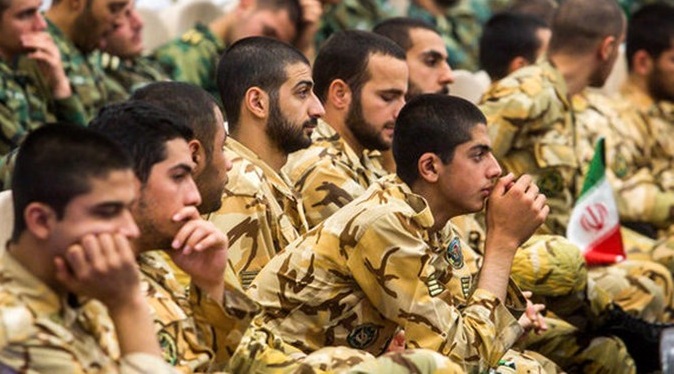 به گزارش «خبرنامه دانشجویان ایران»؛ جمعی از دفاتر بسیج دانشجویی دانشگاه آزاد سراسر کشور درخصوص مصوبه اخیر خرید سربازی خطاب به اعضای کمیسیون تلفیق نامه ای نوشتند.  در بخشی از این نامه آمده است: با چه متر و معیاری و با وضعیت اقتصادی امروز و مشکلات معیشتی موجود اعداد نجومی خریدسربازی را تصویب نمودید؟ جای تعجب دارد فرد متاهل توان پرداخت ۵۰ درصد آن از اعداد نجومی را داشته باشد، اما تحت پوشش کمیته امداد و سازمان بهزیستی باشد؟! چه کسی توان پرداخت را دارد؟، آیا غیر از مرفهین و ثروتمندان و فرزندان نجومی بگیر و آقازاده‌ها؟!  باسمه تعالی  إِنَّ اللَّهَ یَأْمُرُ بِالْعَدْلِ وَالْإِحْسَانِ   سوره نحل آیه ۹۰  «به نظر من هر مصوّبه‌ای که شما تصویب میکنید، هر بخشنامه‌ای که خود شما در دستگاهِ خودتان صادر میکنید، یک پیوست عدالت باید داشته باشد؛ باید مراقب باشید این روش، این کار، این دستور، ضربه‌ای به عدالت نزند، طبقات مظلوم را پایمال نکند...» امام خامنه ای (مدظله العالی) – ششم شهریور ماه  1400  اعضای محترم کمیسیون تلفیق مجلس شورای اسلامی  سلام علیکم  چرا کمیسیون تلفیق در اقدامی عجیب و غیر قابل باور مصوبه خرید سربازی که بر خلاف عدالت است را تصویب نمود؟ آیا روشن نیست این اقدام یک اقدام ضد عدالت اجتماعی و تبعیض آشکار بین مرفهین و مستضعفین است؟  مگر امام امت اعلام نفرمودند هر مصوبه ای که تصویب می کنید و تصمیم می گیرید یک پیوست عدالت داشته باشد؟ آیا بند مضحک و البته تاسف بار تخفیف ۵۰ درصدی به افراد متاهل و تحت پوشش کمیته امداد و سازمان بهزیستی را پیوست عدالت اجتماعی تلقی   می کنید؟!  با چه متر و معیاری و با وضعیت اقتصادی امروز و مشکلات معیشتی موجود اعداد نجومی خرید سربازی را تصویب نمودید؟ جای تعجب دارد فرد متاهل توان پرداخت ۵۰ درصد آن از اعداد نجومی را داشته باشد، اما تحت پوشش کمیته امداد و سازمان بهزیستی باشد؟! چه کسی توان پرداخت را دارد؟، آیا غیر از مرفهین و ثروتمندان و فرزندان نجومی بگیر و آقازاده‌ها؟!  اصلا ما مردم هیچ! چرا وقتی دولت خود در لایحه اش این موضوع را مطرح نکرده است، شما برای این امر غلط، اشتباه و تبعیض آمیز وقت گذاشتید و مصوبه تصویب کردید؟  شدت حیرت و تعجب زمانی به اوج می رسد که مطلع می شویم حتی بدون مشورت و موافقت ستاد کل نیروهای مسلح این تصمیم محیرالعقول را  گرفته اید!!  همین مورد اگر ضعف در سواد تقنینی نباشد، نشان دهنده چیست، جز عدم شناخت اولویت های مردم جهت بررسی و تصمیم گیری؟ به خیال تان راهی بدیع برای تامین کسری بودجه دولت یافته اید، چه راهی بدتر از تامین کسری بودجه دولت از طریق ایجاد تبعیض و تعمیق بی عدالتی بین فقیر و غنی. قرار است امر خدمت سربازی نیز بین دارا و ندار تقسیم شود و بار آن بر دوش فرزندان خانواده‌های مستضعف سنگینی کند؟  این مصوبه چه کمکی در حل ریشه‌ای مسئله نظام سربازی اجباری و معضلات کنونی آن می کند جز تبعیض آشکار بین فقیر و غنی. به قول معاون جوانان وزارت ورزش و جوانان دولت:" صدها هزار مشمول غایب، بلاتکلیفی و محرومیت از حقوق و فرصت های شغلی و اجتماعی، عوارض روحی و روانی، بالا رفتن سن ازدواج و... مسائلی به این اهمیت با خرید و فروش حل می‌شود؟! "  در نهایت امیدواریم قوه عاقله و انقلابی مجلس ضمن پیگیری اجرای قانون های مصوب ابلاغی گذشته در مورد سرباز و سربازی، با مشورت با دلسوزان متخصص و همکاری با دولت و ستاد کل نیروهای مسلح، اصلاح نظام سربازی و ارتقا کیفی آن را دنبال و محقق نماید.  والسلام علیکم و رحمة الله و برکاته.  ١٠ بهمن ١۴٠٠  اسامی دفاتر امضا کننده به شرح زیر می‌باشد:  بسیج دانشجویی دانشگاه آزاد اسلامی واحد کرمانشاه بسیج دانشجویی دانشگاه آزاد اسلامی واحد کرج بسیج دانشجویی دانشگاه آزاد اسلامی واحد قم بسیج دانشجویی دانشگاه آزاد اسلامی واحد بندرعباس بسیج دانشجویی دانشگاه آزاد اسلامی واحد اردبیل بسیج دانشجویی دانشگاه آزاد اسلامی واحد دزفول بسیج دانشجویی دانشگاه آزاد اسلامی واحد پرند بسیج دانشجویی دانشگاه آزاد اسلامی واحد اسلامشهر بسیج دانشجویی دانشگاه آزاد اسلامی واحد رباط کریم بسیج دانشجویی دانشگاه آزاد اسلامی واحد رفسنجان بسیج دانشجویی دانشگاه آزاد اسلامی ملایر بسیج دانشجویی دانشگاه آزاد اسلامی تربت حیدریه بسیج دانشجویی دانشگاه آزاد اسلامی اراک بسیج دانشجویی دانشگاه آزاد اسلامی یزد بسیج دانشجویی دانشگاه آزاد اسلامی شهر قدس بسیج دانشجویی دانشگاه آزاد اسلامی علی آباد کتول بسیج دانشجویی دانشگاه آزاد اسلامی زنجان بسیج دانشجویی دانشگاه آزاد اسلامی واحد سنندج بسیج دانشجویی دانشگاه آزاد اسلامی واحد نیشابور بسیج دانشجویی دانشگاه آزاد اسلامی واحد همدان بسیج دانشجویی دانشگاه آزاد اسلامی واحد تبریز بسیج دانشجویی دانشگاه آزاد اسلامی واحد ارومیه بسیج دانشجویی دانشگاه آزاد اسلامی واحد بابل بسیج دانشجویی دانشگاه آزاد اسلامی واحد اهواز بسیج دانشجویی دانشگاه آزاد اسلامی واحد ایذه بسیج دانشجویی دانشگاه آزاد اسلامی واحد زاهدان بسیج دانشجویی دانشگاه آزاد اسلامی واحد آبادان بسیج دانشجویی دانشگاه آزاد اسلامی قزوین بسیج دانشجویی دانشگاه آزاد اسلامی خرم آباد بسیج دانشجویی دانشگاه آزاد اسلامی یاسوج بسیج دانشجویی دانشگاه آزاد اسلامی بوشهر بسیج دانشجویی دانشگاه آزاد اسلامی ایلام بسیج دانشجویی دانشگاه آزاد اسلامی پردیس بسیج دانشجویی دانشگاه آزاد اسلامی بجنورد