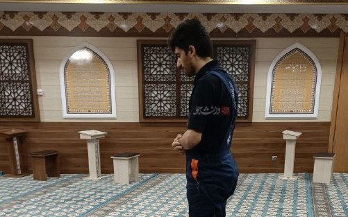 یکی از عوامل اجرایی اهل سنت در جشنواره فیلم فجر در حال نماز خواندن + عکس