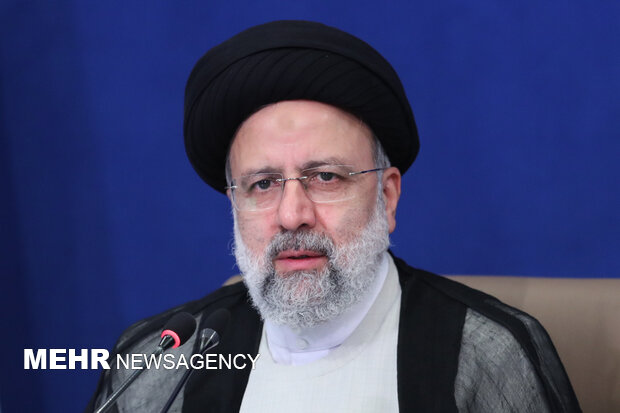 یک اصله نهال را رئیس‌جمهور کاشت