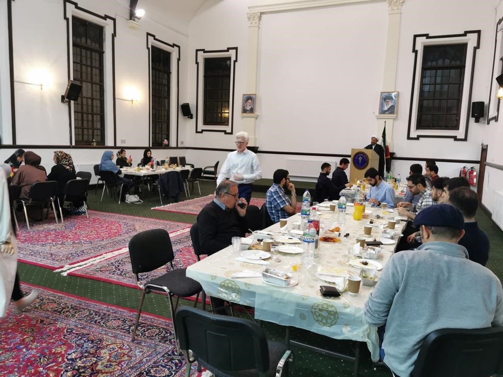 دانشجویان ایرانی ساکن لندن و شهرهای دیگر انگلستان گرد هم آمدند تا در فضایی صمیمانه با یکدیگر و انجمن اسلامی بیشتر آشنا شوند. 