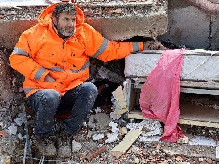 تلخ‌ترین تصویر از زلزله ترکیه/ دردناک‌ترین لحظات زندگی یک پدر ...