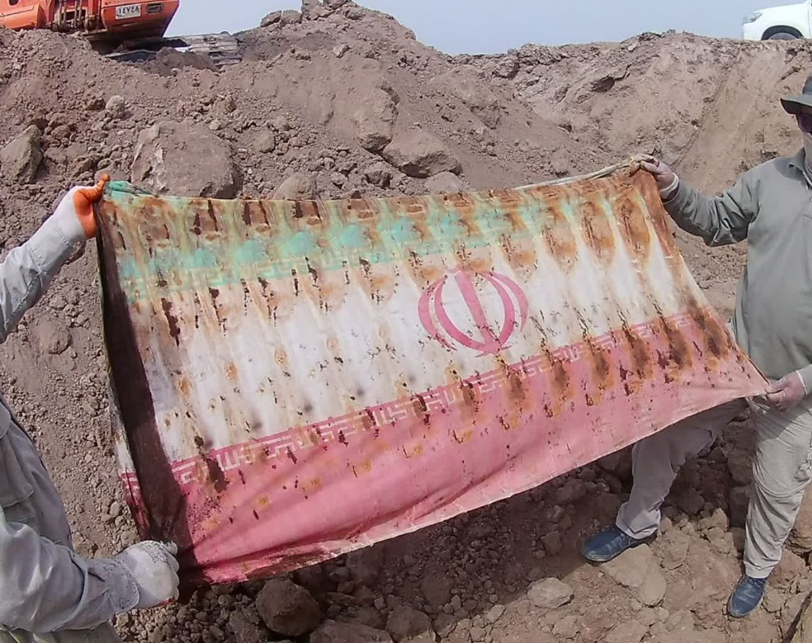 تصویری از پرچم زیبا و مقدس جمهوری اسلامی ایران عزیز که در یکی از عملیات‌های تفحص شهدا کشف شده است .