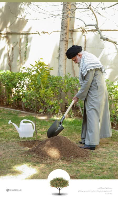 کاشت نهال توسط رهبر انقلاب در روز درختکاری