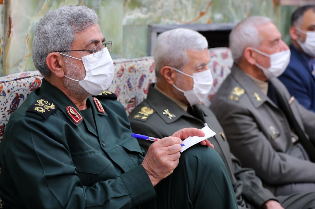 عکس | سردار قاآنی در دیدار با رهبر انقلاب دست به قلم شد