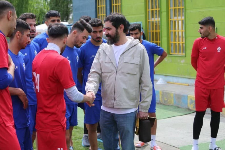 تصاویر لحظه ورود شهاب حسینی سر تمرین تیم لیگ برتری/ سوال جالبی که بازیکنان از او پرسیدند