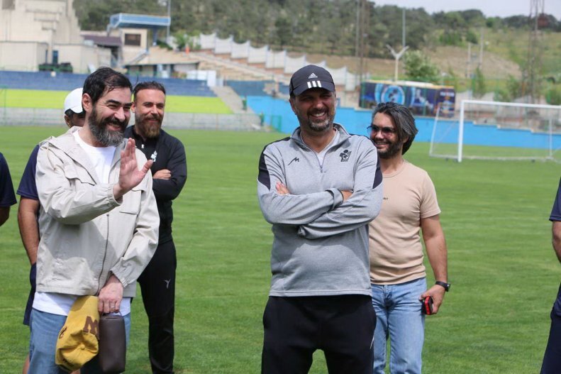 تصاویر لحظه ورود شهاب حسینی سر تمرین تیم لیگ برتری/ سوال جالبی که بازیکنان از او پرسیدند