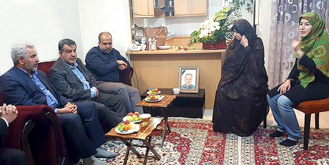 دیدار دو نماینده تهران با خانواده شهید مرادحسین چهارمحالی