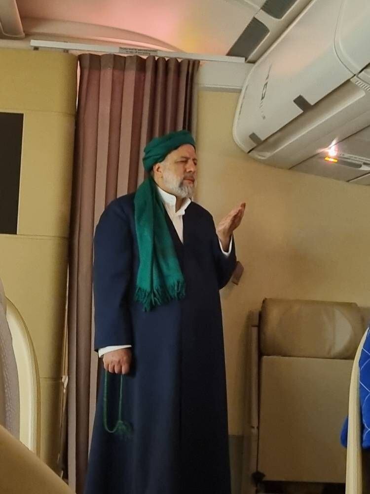 تصویر دیده نشده رئیسی هنگام اقامه نماز در هواپیما 
