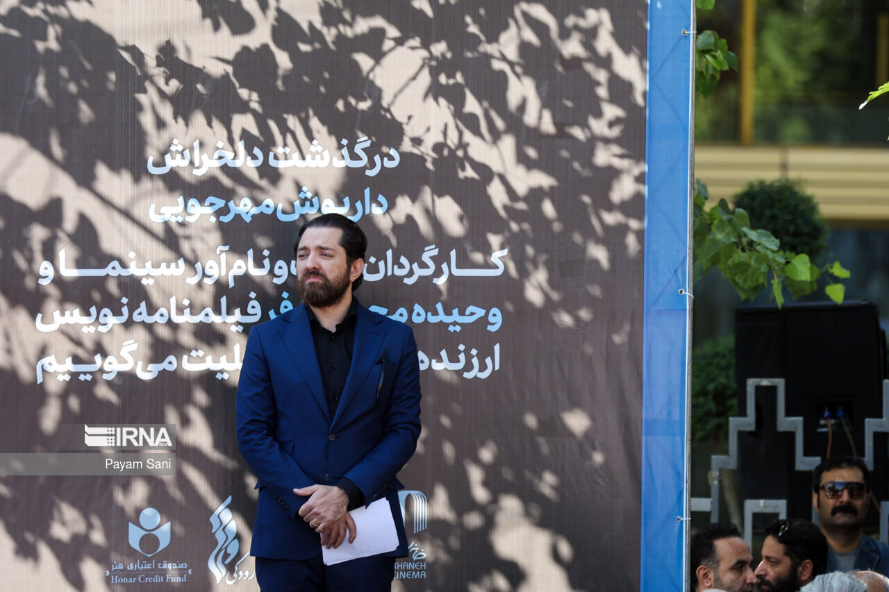 بغض بهرام رادان در تشییع داریوش مهرجویی +عکس
