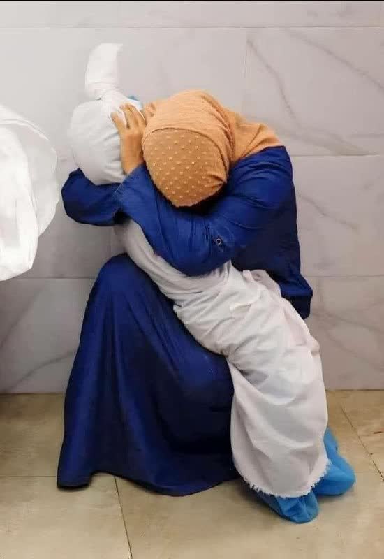 جنازه فرزند در بغل مادر +عکس