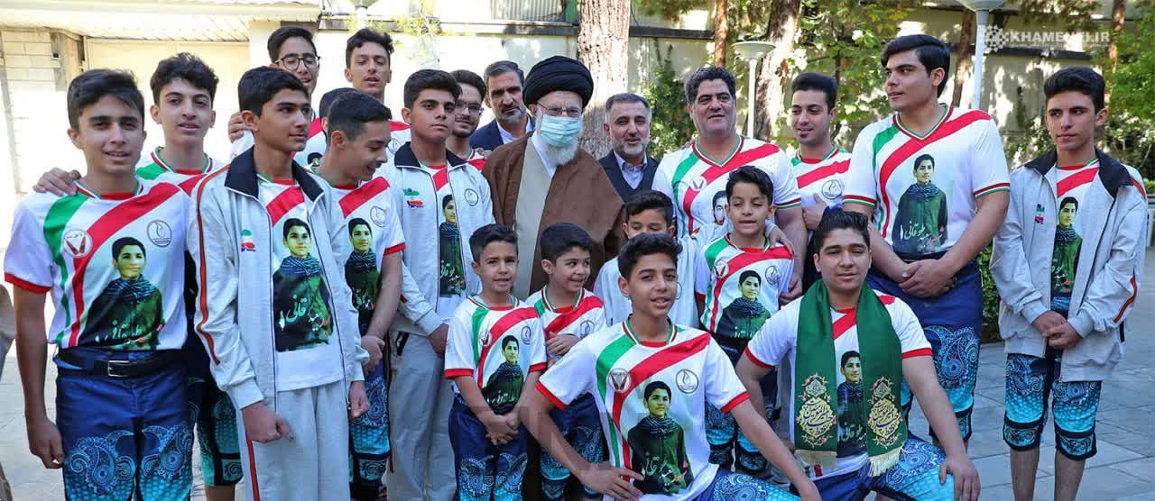 عکس یادگاری امروز نوجوانان باستانیکار با رهبر انقلاب اسلامی