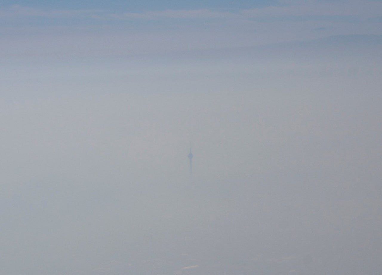 تصویری هولناک از برج میلاد در آلوده ترین روز تهران! 