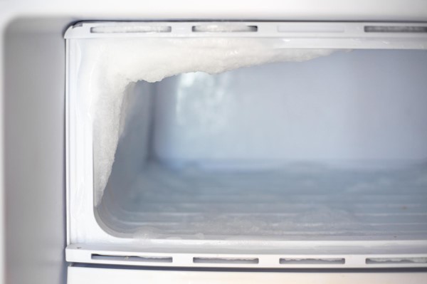 علت یخ زدن داخل یخچال بدون برفک چیست؟