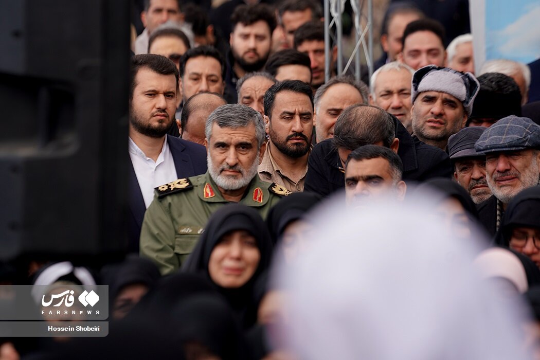 گریه های سردار حاجی زاده در مراسم تشییع معلم شهید +عکس