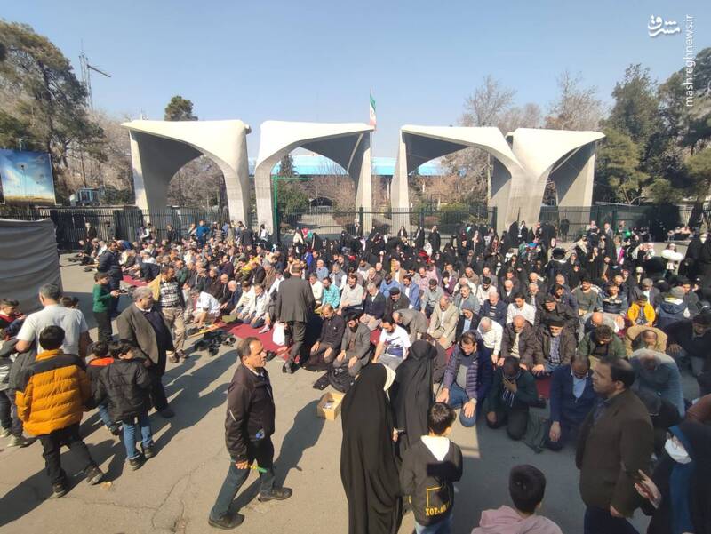 اقامه نماز راهپیمایان تهرانی مقابل دانشگاه تهران +عکس