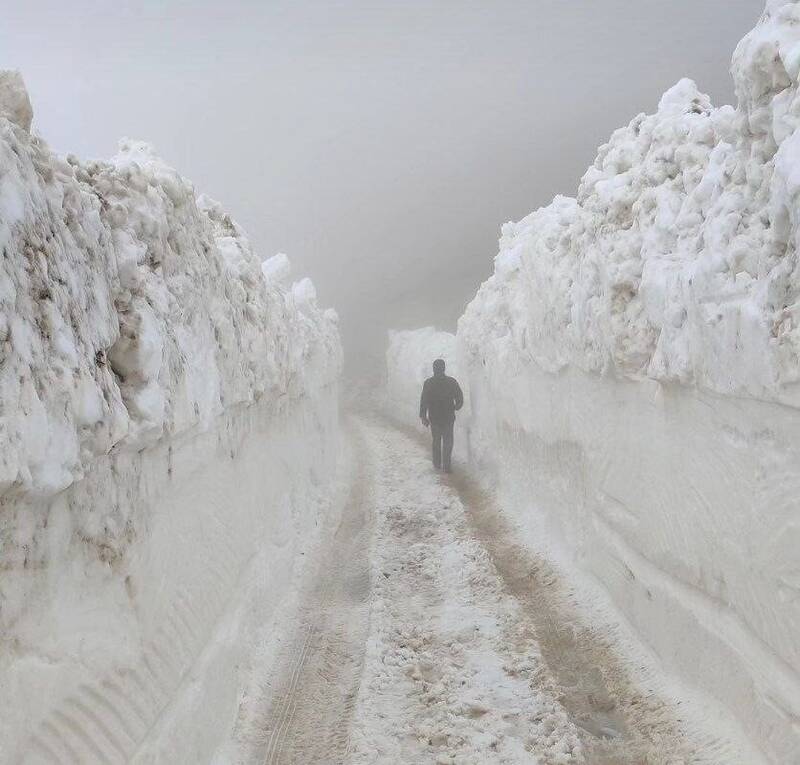  ارتفاع ۲ متری برف در یک جاده کشور +عکس