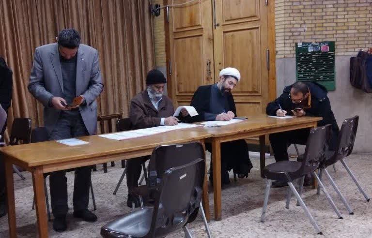حجت الاسلام  رستمی رای خود را به صندوق انداخت +عکس