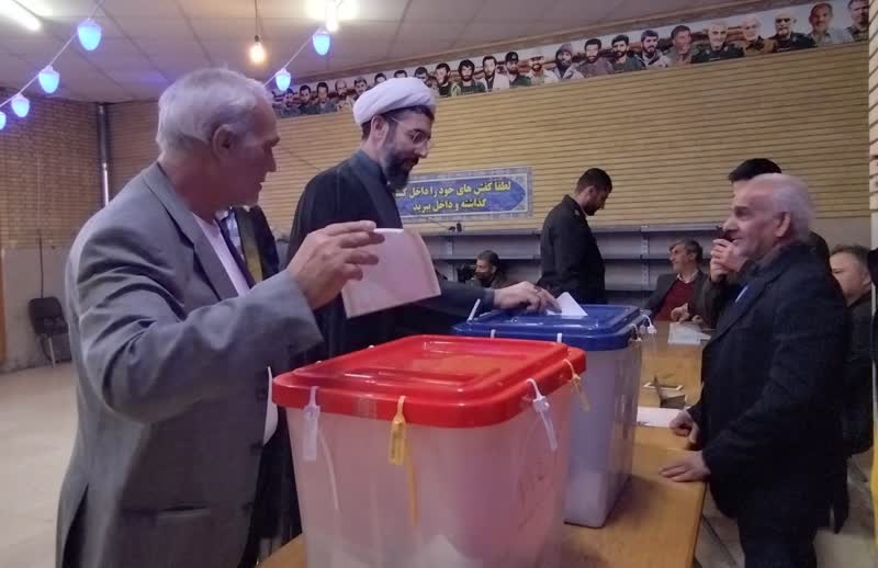 حجت الاسلام  رستمی رای خود را به صندوق انداخت +عکس