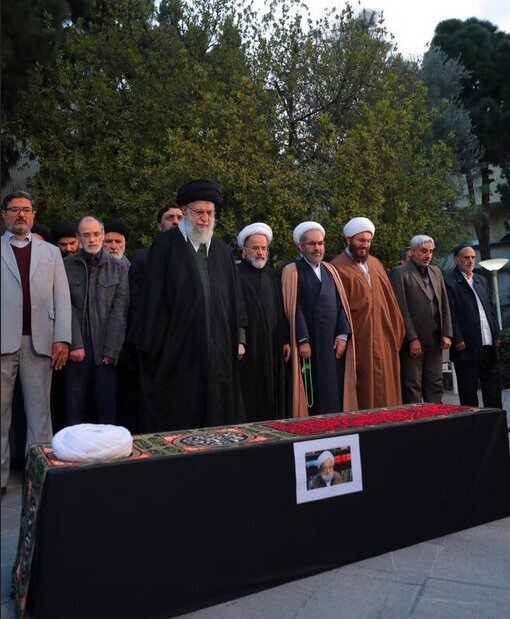 اقامه نماز رهبر انقلاب بر پیکر آیتالله امامی کاشانی +عکس