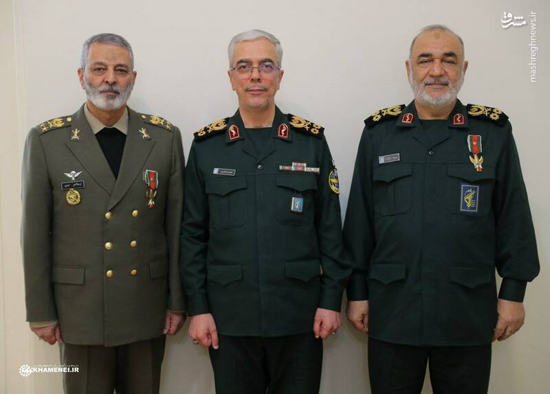 فرماندهان کل ارتش و سپاه با رئیس ستاد کل نیروهای مسلح در پایان مراسم اعطای نشان فتح توسط فرمانده کل قوا عکس یادگاری گرفتند.