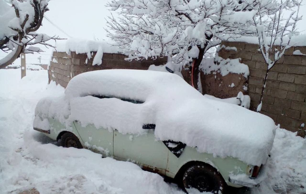 بارش سنگین برف در روستای لهرگین قره پشتلو استان زنجان خبرساز شد.