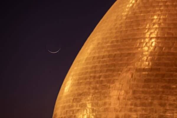  تصاویر زیبا از هلال ماه رمضان بر فراز حرم حضرت عباس(ع)