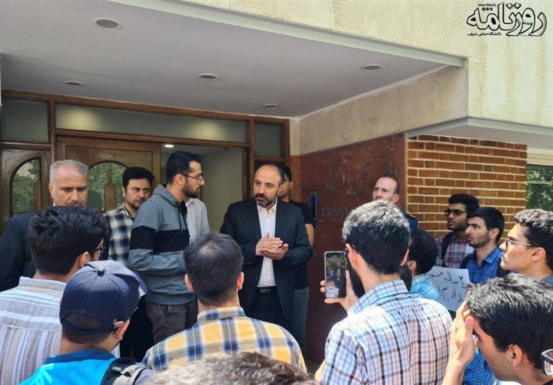 اعتراض دانشجویان شریف به روند کند تعمیر مسجد دانشگاه 