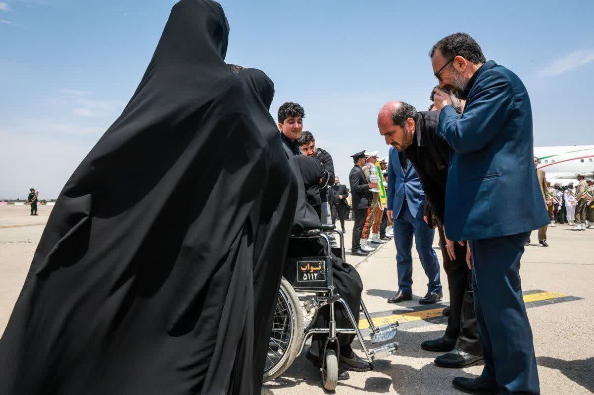 استقبال مادر رئیس‌جمهور شهید از پیکر فرزندش در فرودگاه مشهد +عکس