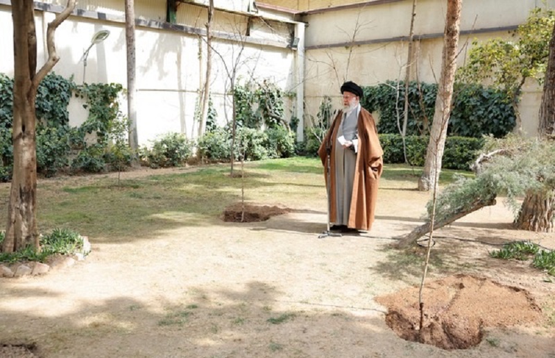 کاشت نهال توسط رهبر انقلاب در روز درختکاری