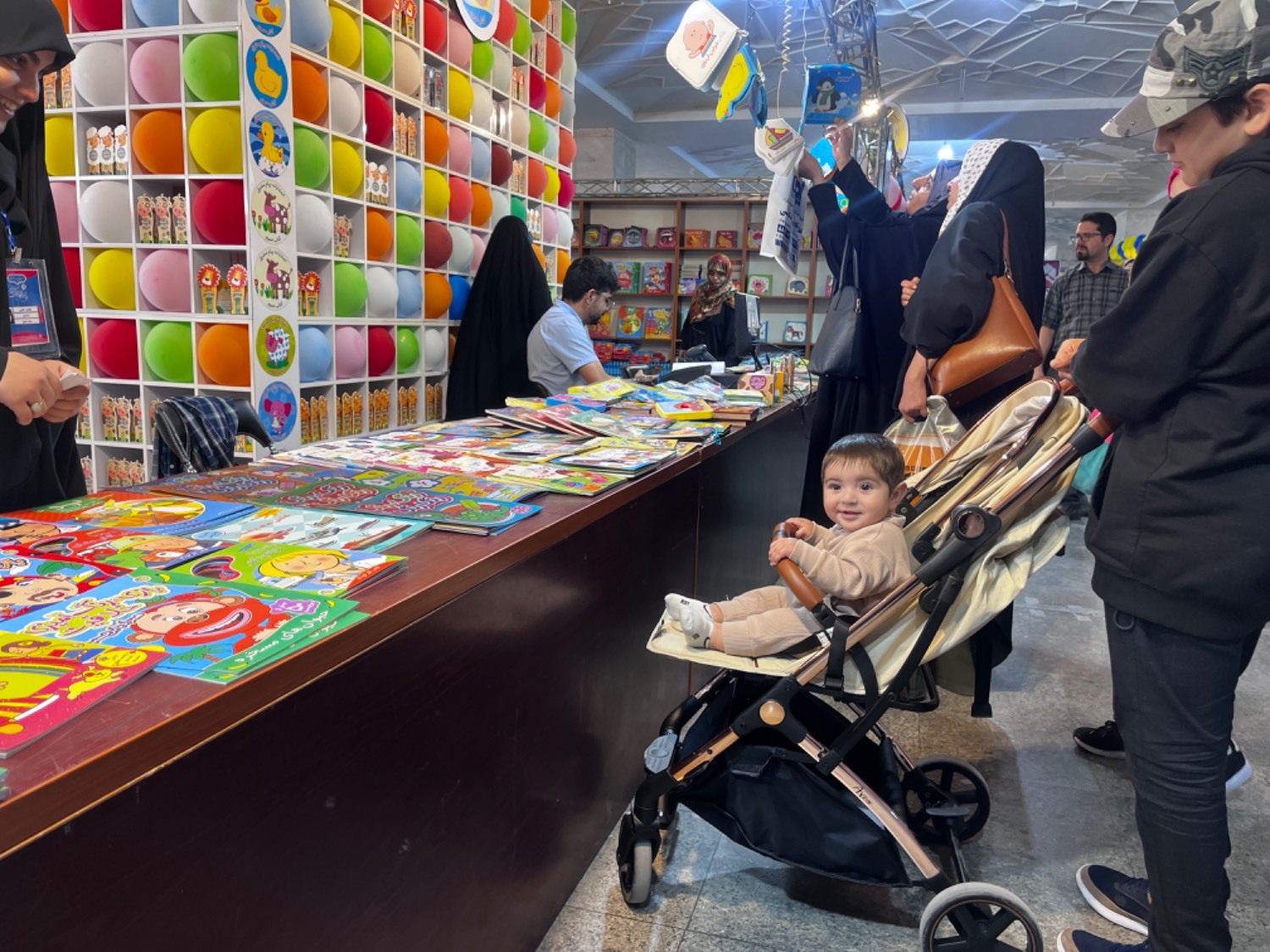 اهمیت بردن کودکان به نمایشگاه‌های کتاب و موزه در چیست؟