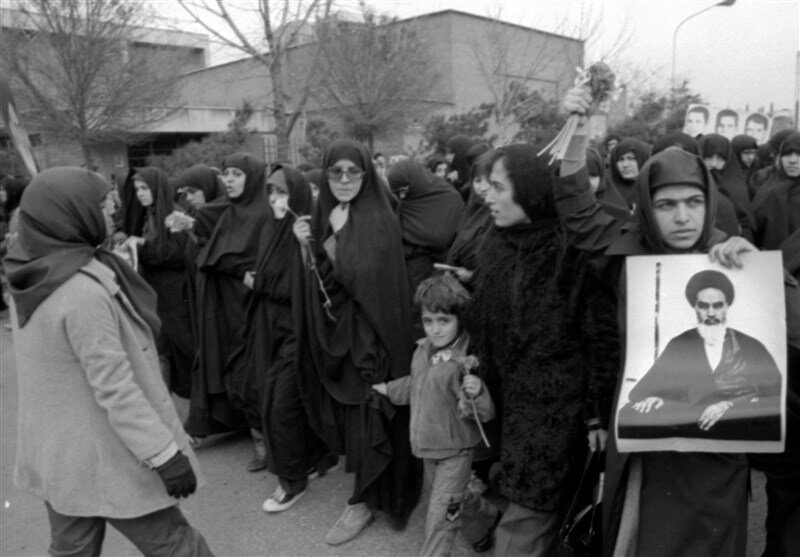 تصاویر ماندگار از نقش زنان در پیروزی انقلاب